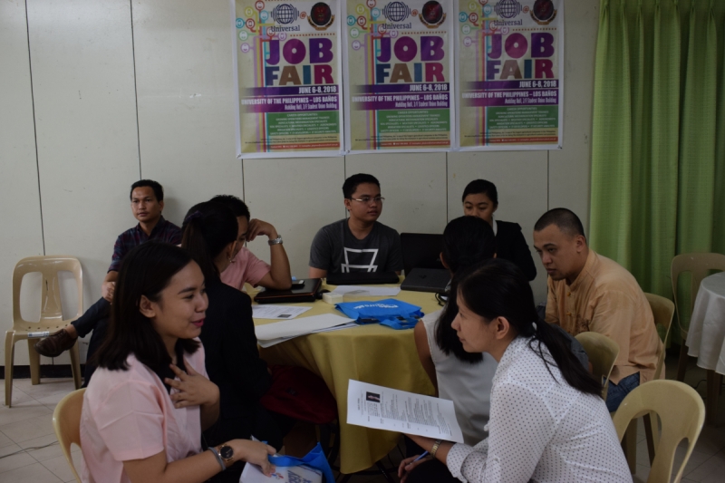 APPLICATION: Employers interviewed applicants and reviewed their resumes for possible hiring. Photo by Reggie Solis and Czar John Demafeliz.
