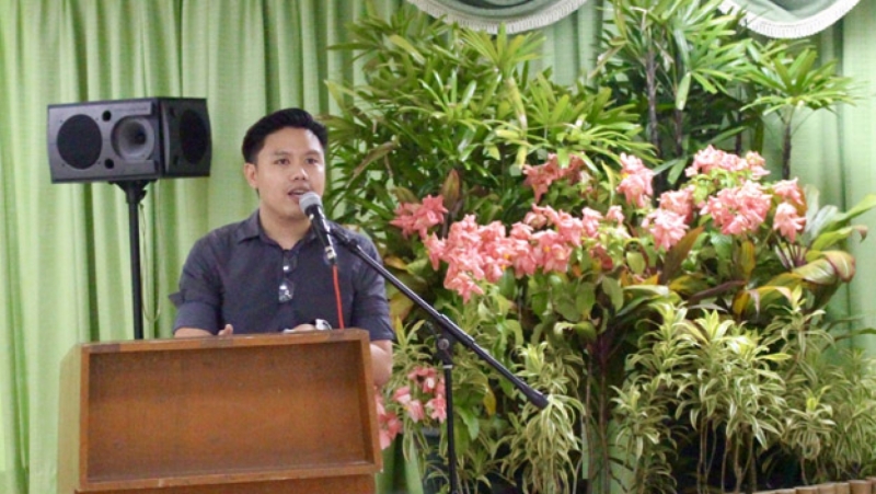 Former Gabay volunteer Christian Paolo Balahadia recounts his experiences as a student volunteer during the first testimonial and recognition program for graduating UPLB Gabay Volunteers on 4 July 2015 at the Makiling Hall.