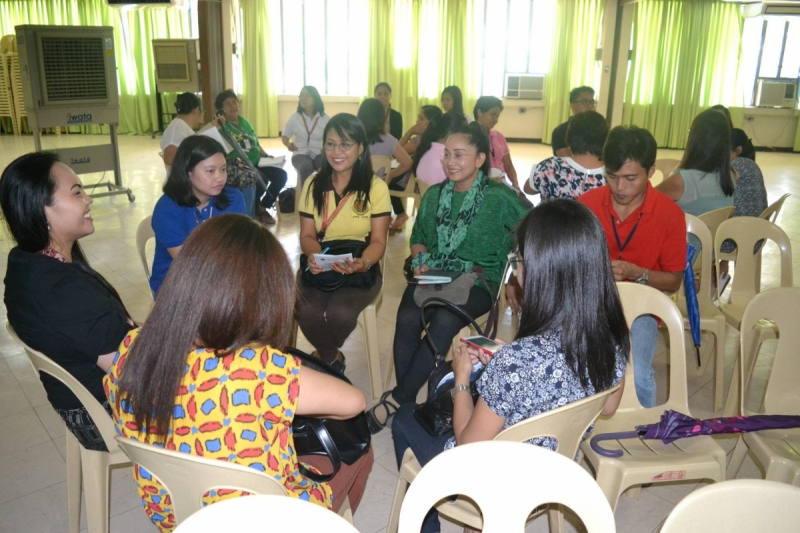 Front line personnel from various colleges share their experiences with students-at-risk (Photo by EVYDy)